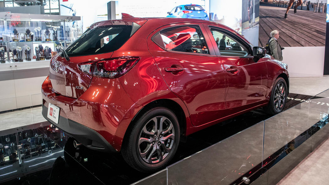 Хэтчбек Toyota Yaris 2020 года выпуска для Америки это в основном хэтчбек Mazda2 , в отличие от техно-красавца для Европы.