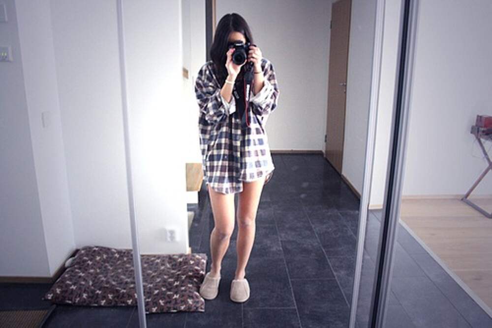 Фото девушки возле зеркала в полный рост без лица