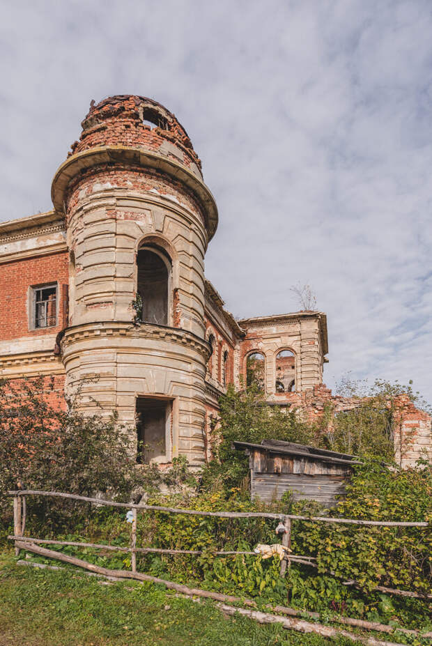 Детали фасада главного усадебного дома семьи Смельских. Фото автора.