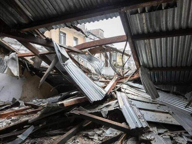 На западе Москвы сорвало металлическую кровлю: протечки в трёх квартирах, пострадавших нет