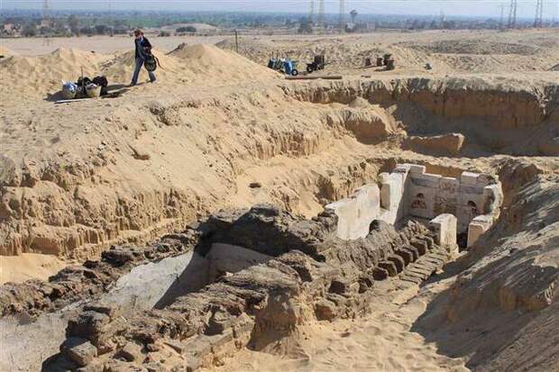Археологи нашли гробницу неизвестного науке египетского фараона? Или построили её?