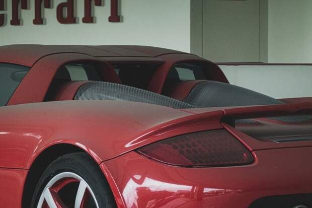 Porsche Carrera GT стоит уже 8 лет: заброшенный дилерский центр суперкаров в Китае