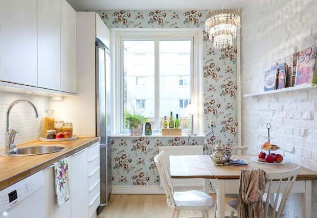 Уютная кухня с цветочными обоями.