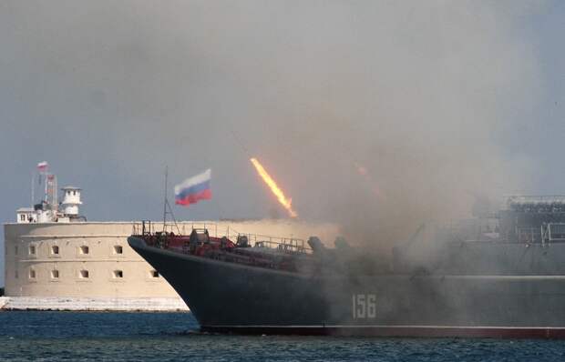 Корабли Черноморского флота во время военно-морского парада в День ВМФ России