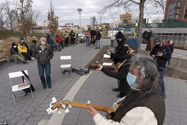 Уличные музыканты, выступающие в одном из нью-йоркских парков