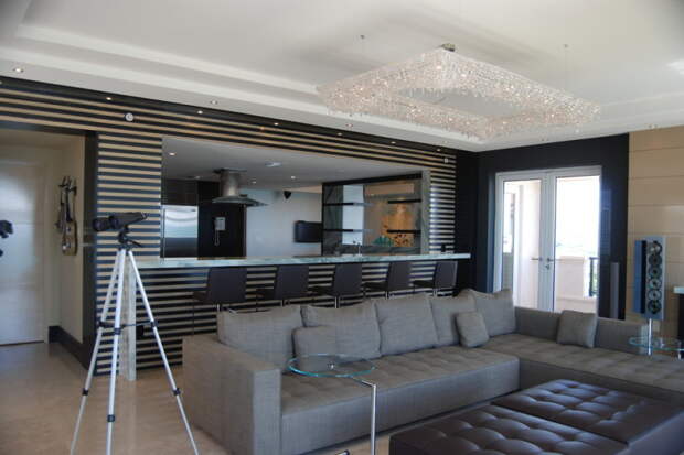 contemporary-family-room