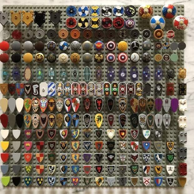 10. "Моя стопроцентно полная коллекция всех когда-либо созданных щитов LEGO" 10. "Моя стопроцентно полная коллекция всех когда-либо созданных щитов LEGO"