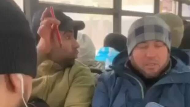 Русские женщины заступились за кондуктора против приезжих, когда мужчины сидели и боялись сказать слово