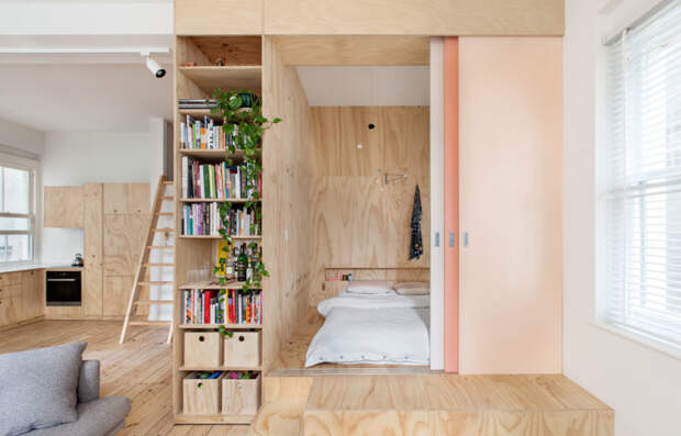 Родительскую спальню создали из фанерных листов, установив модульную конструкцию на подиум. | Фото: habitusliving.com. 
