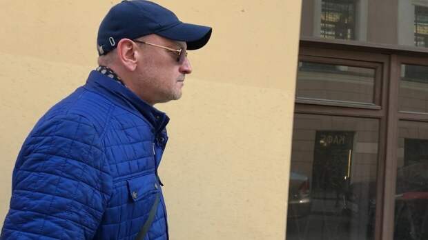 Полицейские доставили депутата Резника в его петербургскую квартиру