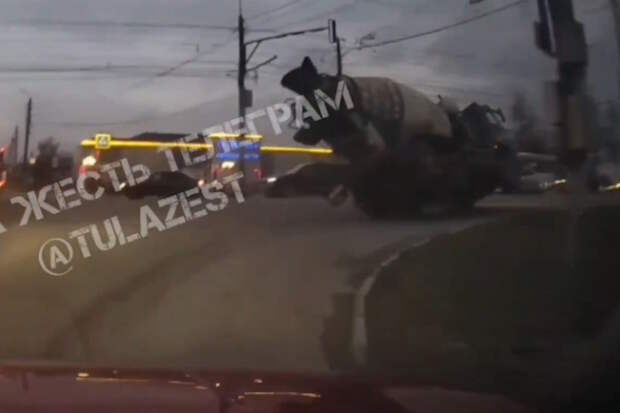 Момент ДТП с бетономешалкой на улице Пролетарской в Туле попал на видео