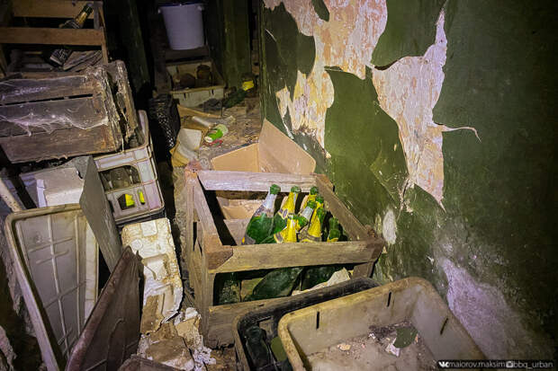 В подвале заброшенной советской столовой нашли еду, вино и закуски. Пробуем продукты, которым больше 20 лет!