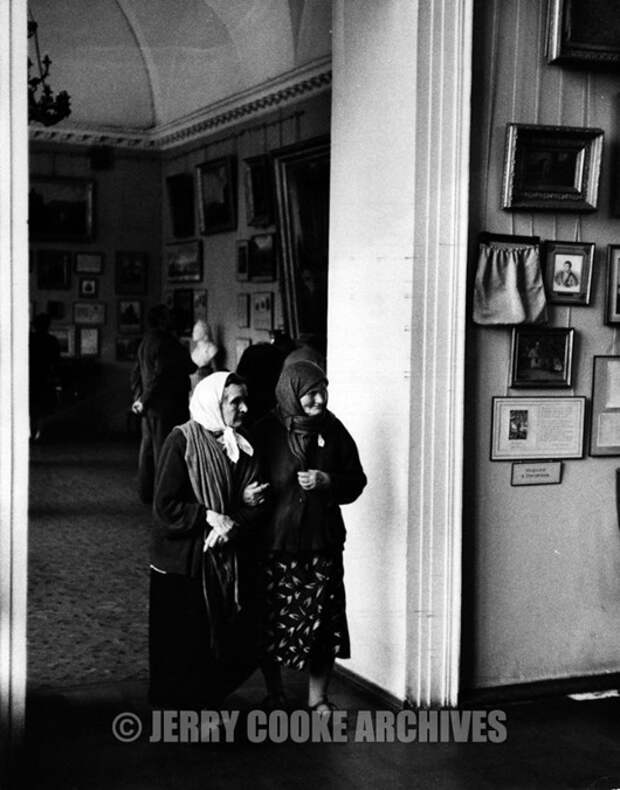 two-women-in-hermitage