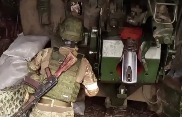 ВС РФ после нескольких часов нанесения артиллерийских и авиаударов ведут охват противника в центре Красногоровки, включая территорию огнеупорного завода