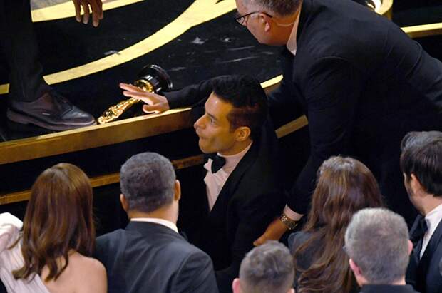 Рами Малек после получения "Оскара" упал со сцены
