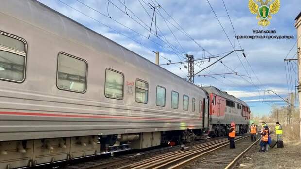 На Урале поезд сошел с рельсов