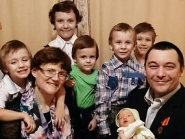 У Светланы Давыдовой и ее мужа Анатолия Горлова четверо детей, одному из которых всего два месяца, вместе с ними живут еще трое детей Горлова и его первой жены