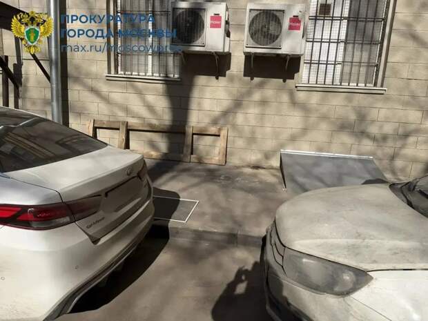 Трехлетняя девочка выпала из окна пятого этажа в квартире на юге Москвы