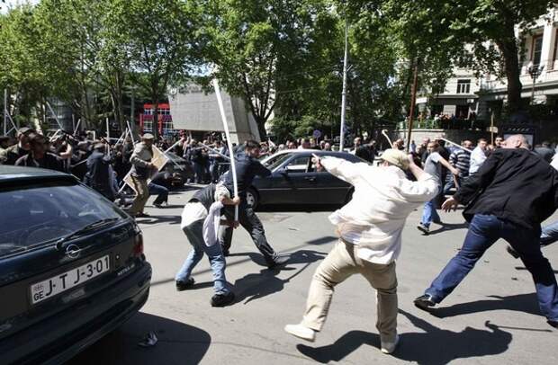 Opposition supporters clash with unidentified men in Tbilisi