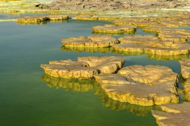 Прекрасные, но смертельно опасные кислотные озера в африканской пустыне