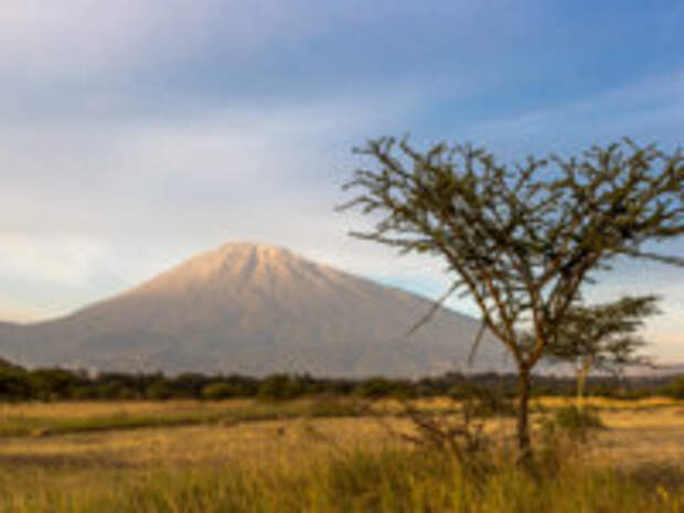 Клуб путешествий Павла Аксенова. Танзания. Meru mountain in Arusha, northern Tanzania, Africa. Фото lspencer - Depositphotos