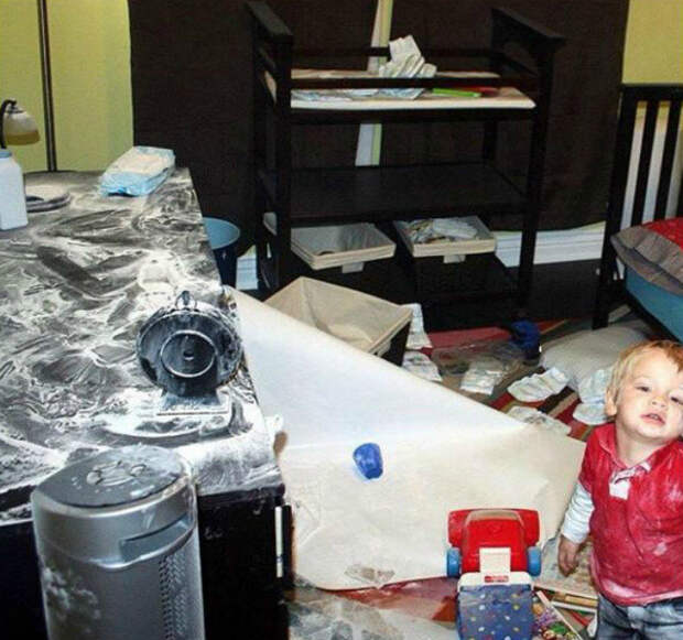 Осторожно, карапузы: 18 жизненных фотографий о том, что происходит, когда в доме появляются дети