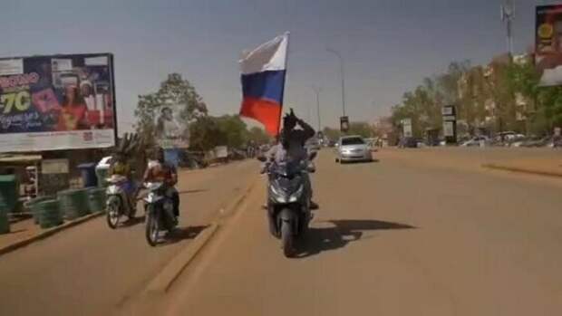 Российские флаги на улицах столицы Буркина-Фасо после военного переворота. Фото AP.