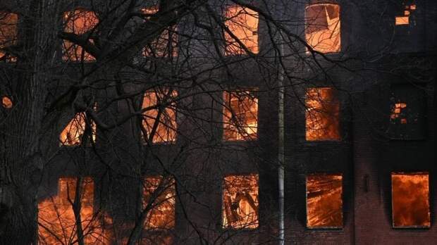 Названа причина быстрого распространения огня в здании Невской мануфактуры