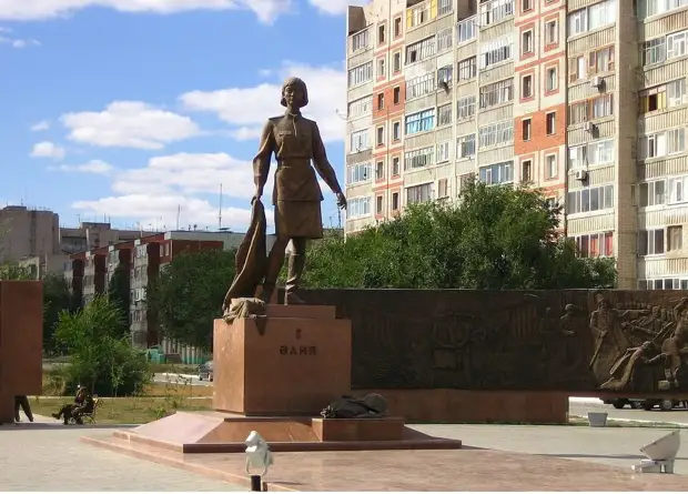 Памятник Молдагуловой в городе Актобе. /Фото:aeslib.ru 