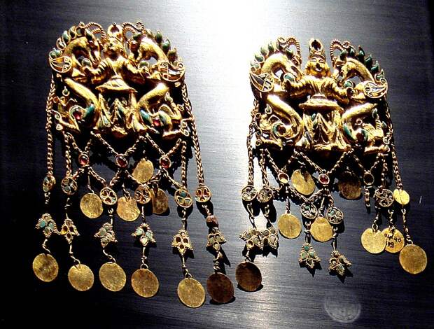 Пара подвесок в виде повелителя дракона из золота, бирюзы, граната, лазурита, сердолика и жемчуга
