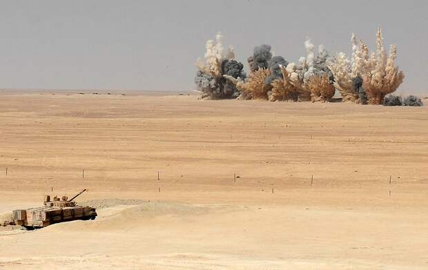 Попадание по алюминиевому заводу в ОАЭ сняли на видео из самолета
