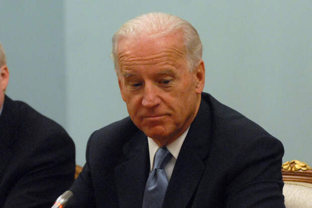 Байден пересел на обычный рейс для перелёта