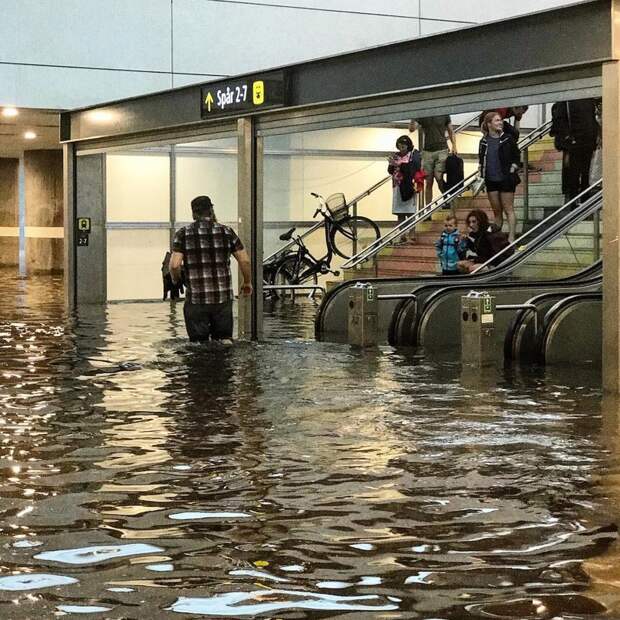 Затопленный после дождей вокзал в Швеции превратили в бассейн Uppsala Central Station, sweden, wtf, ynews, бассейн, вокзал, ливни, стихия