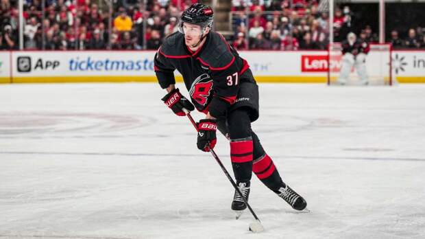 Хет-трик Свечникова помог «Каролине» победить «Нью-Джерси»