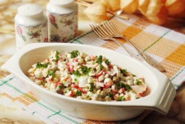 Салат  с креветками и солёными огурцами - приготовление