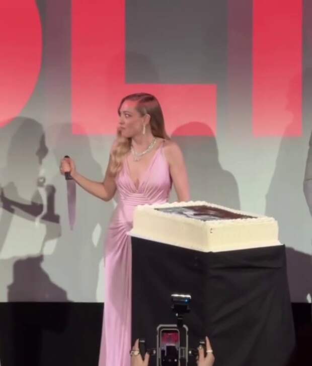 Декольте Аманды Сайферд поблекло на фоне Сидни Суини