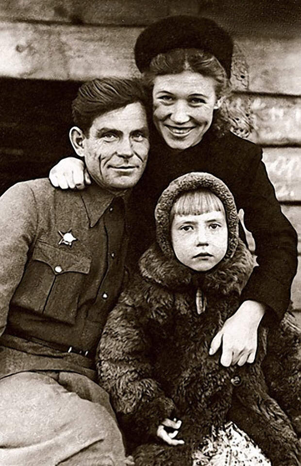 1104 Инна Чурикова с папой Михаилом Кузьмичом и мамой Елизаветой Захаровной.jpg