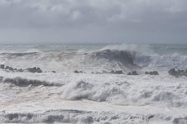 МЧС: на побережье Сочи и Сириуса ожидается шторм до 6 баллов 28-30 декабря