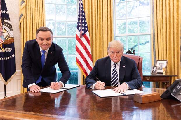 Президент Польши Дуда и президент США Трамп подписывают соглашение, 19.09.18.png Президент Польши Дуда и президент США Трамп подписывают соглашение, 19.09.18.png