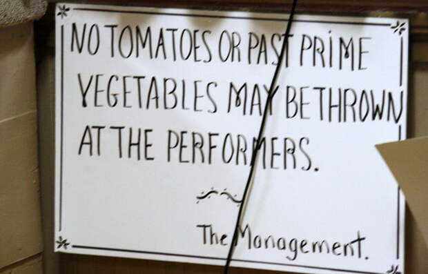 Носить на премьеры настоящие помидоры больше не обязательно. Источник: qrius.com