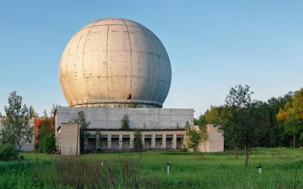 Огромный купол антенны радиолокационной станции, некогда часть системы противоракетной обороны в Наро-Фоминске в мире, дома, заброшенный, красота, памятник, россия, фото
