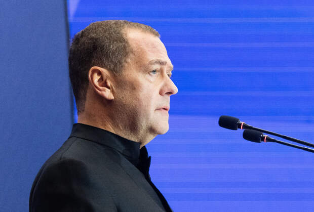 Медведев назвал базы США в других странах угрозой