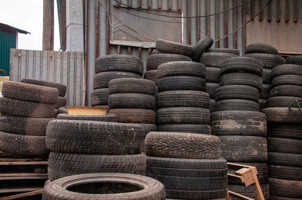 Россиянам напомнили о штрафах за неправильное за хранение шин