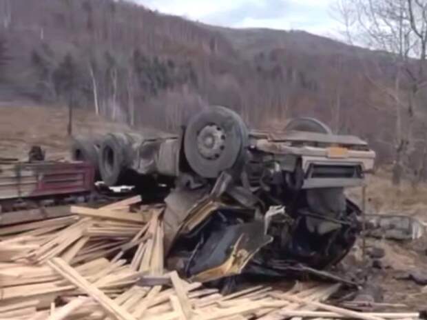 Грузовик с пиломатериалами перевернулся на трассе в Иркутской области