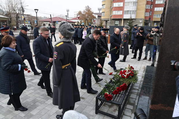 Памятник судебным приставам в Барнауле / Фото: Екатерина Смолихина / amic.ru