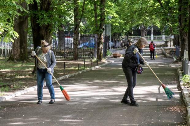 В Симферополе в рамках Всероссийского субботника убрали городские парки