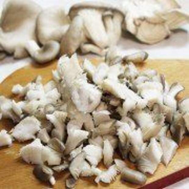 Запеченная говядина с грибами и шпинатом в тесте