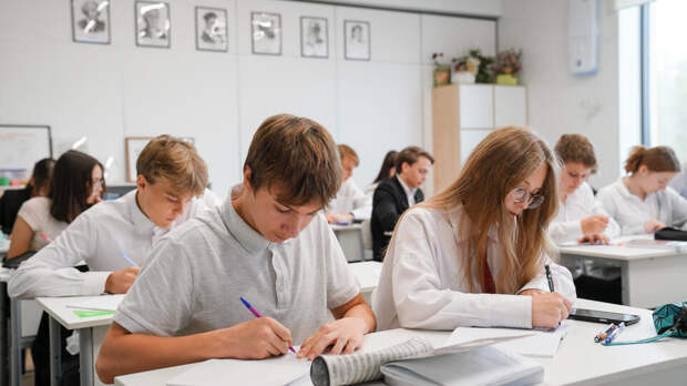 Минпросвещения утвердило 16 обязательных предметов для 10–11-х классов