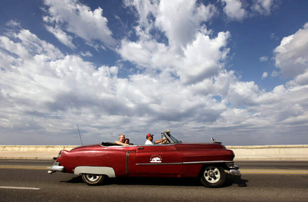 Туристы на кабриолете Cadillac 1952 года