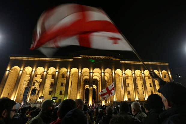 Возле здания парламента Грузии возводят площадку для митинга оппозиции